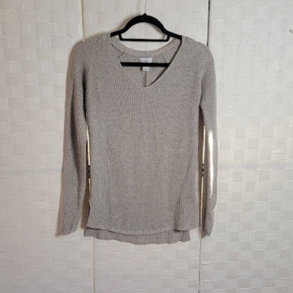 Old Navy Beige V-Neck Sweater - Size Small (Fits Like Medium)